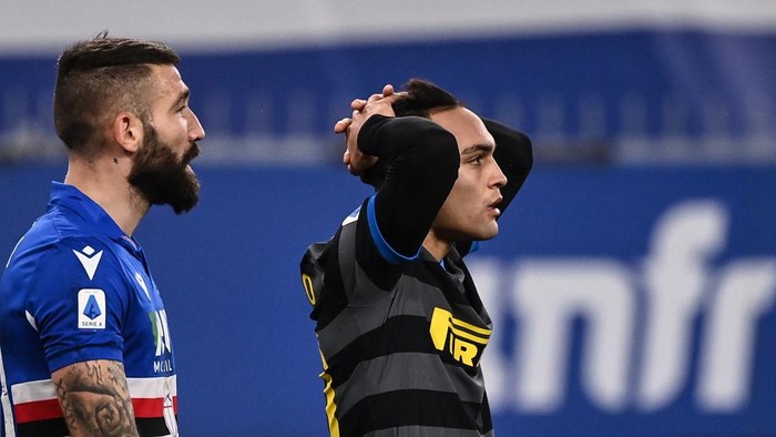 Inter Milans Argentine forward Lautaro Martinez (R) reacts after missing a goal opportunity during the Italian Serie A football match Sampdoria vs Inter Milan on January 6, 2021 in Genoa. (Photo by Marco BERTORELLO / AFP)