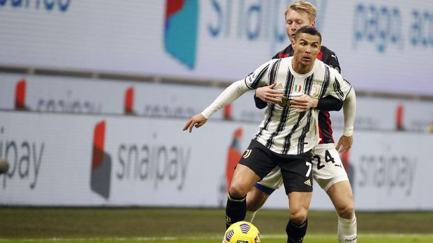 Juventus' Cristiano Ronaldo, front, duels for the ball with AC Milan's Simon Kjaer during the Serie A soccer match between AC Milan and Juventus at the San Siro stadium, in Milan, Italy, Wednesday, Jan. 6, 2021. (AP Photo/Antonio Calanni)