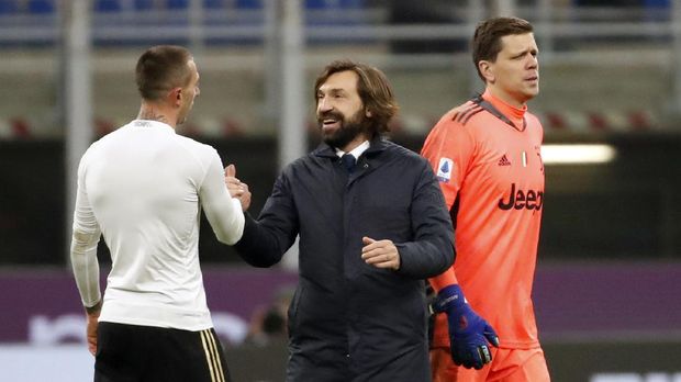 Italy Soccer Serie A Juventus' head coach Andrea Pirlo, centre, shakes hands with Juventus' Federico Bernardeschi at the end of the Serie A soccer match between AC Milan and Juventus at the San Siro stadium, in Milan, Italy, Wednesday, Jan. 6, 2021. (AP Photo/Antonio Calanni)