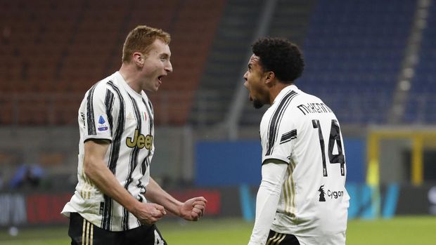 Juventus' Weston McKennie, right, celebrates with Juventus' Dejan Kulusevski after scoring his side's third goal during the Serie A soccer match between AC Milan and Juventus at the San Siro stadium, in Milan, Italy, Wednesday, Jan. 6, 2021. (AP Photo/Antonio Calanni)