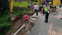 Potret Jalan Amblas Sedalam 6 Meter Bikin Lalin Medan-Dairi Dialihkan