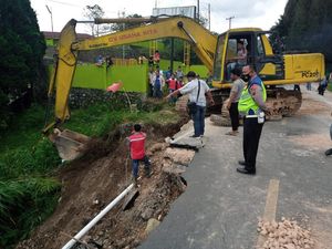 Potret Jalan Amblas Sedalam 6 Meter Bikin Lalin Medan-Dairi Dialihkan