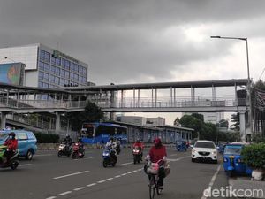 Tolong! JPO Matraman Berkarat dan Bolong-bolong