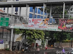 Papan Jakarta Bersih di JPO Matraman Keropos dan Rawan Jatuh