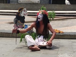 Wayang Kontemporer di Sidoarjo Ajak Warga Berdampingan dengan COVID-19