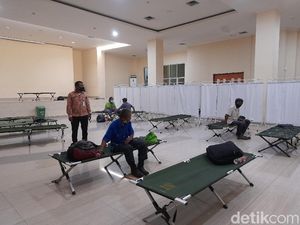 Kondisi GOR Tanah Abang yang Jadi Tempat Penampungan Sementara Tunawisma Kondisi GOR Tanah Abang yang Jadi Tempat Penampungan Sementara Tunawisma