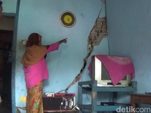 Tanah Gerak di Banjarnegara, Tembok-Lantai Rumah Warga Retak Tanah Gerak di Banjarnegara, Tembok-Lantai Rumah Warga Retak