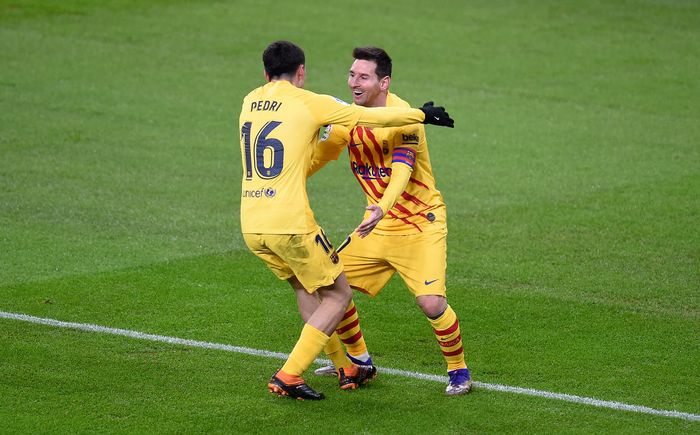Lionel Messi dan Pedri BILBAO, SPAIN - JANUARY 06: Lionel Messi of Barcelona celebrates with Pedri of Barcelona after he scores his teams second goal during the La Liga Santander match between Athletic Club and FC Barcelona at Estadio de San Mames on January 06, 2021 in Bilbao, Spain. Sporting stadiums around Spain remain under strict restrictions due to the Coronavirus Pandemic as Government social distancing laws prohibit fans inside venues resulting in games being played behind closed doors. (Photo by Juan Manuel Serrano Arce/Getty Images)
