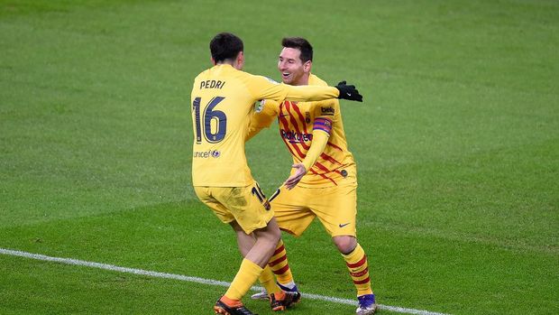 BILBAO, SPAIN - JANUARY 06: Lionel Messi of Barcelona celebrates with Pedri of Barcelona after he scores his team's second goal during the La Liga Santander match between Athletic Club and FC Barcelona at Estadio de San Mames on January 06, 2021 in Bilbao, Spain. Sporting stadiums around Spain remain under strict restrictions due to the Coronavirus Pandemic as Government social distancing laws prohibit fans inside venues resulting in games being played behind closed doors. (Photo by Juan Manuel Serrano Arce/Getty Images)