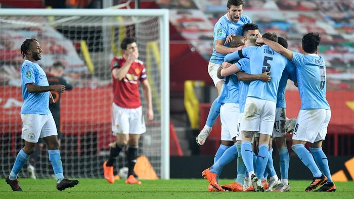 MANCHESTER, ENGLAND - JANUARY 06: Fernandinho of Manchester City celebrates after scoring his teams second goal with his team mates during the Carabao Cup Semi Final match between Manchester United and Manchester City at Old Trafford on January 06, 2021 in Manchester, England. The match will be played without fans, behind closed doors as a Covid-19 precaution. (Photo by Peter Powell - Pool/Getty Images)