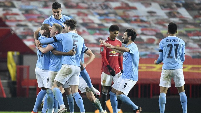 MANCHESTER, ENGLAND - JANUARY 06: Fernandinho of Manchester City celebrates after scoring his teams second goal with his team mates during the Carabao Cup Semi Final match between Manchester United and Manchester City at Old Trafford on January 06, 2021 in Manchester, England. The match will be played without fans, behind closed doors as a Covid-19 precaution. (Photo by Peter Powell - Pool/Getty Images)