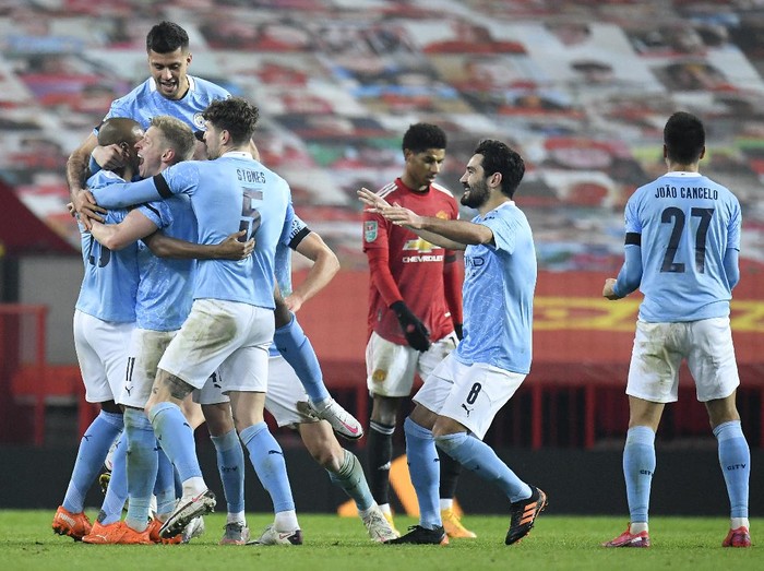MANCHESTER, ENGLAND - JANUARY 06: Fernandinho of Manchester City celebrates after scoring his teams second goal with his team mates during the Carabao Cup Semi Final match between Manchester United and Manchester City at Old Trafford on January 06, 2021 in Manchester, England. The match will be played without fans, behind closed doors as a Covid-19 precaution. (Photo by Peter Powell - Pool/Getty Images)