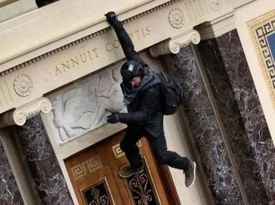 Potret Pendukung Trump Saat Panjat Gedung Capitol AS