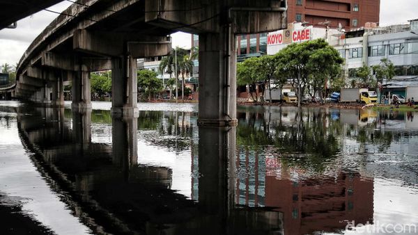 Curah Hujan Tinggi, Kali Ancol Meluap Jalanan Tergenang