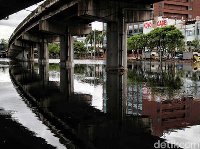 Curah Hujan Tinggi, Kali Ancol Meluap Jalanan Tergenang