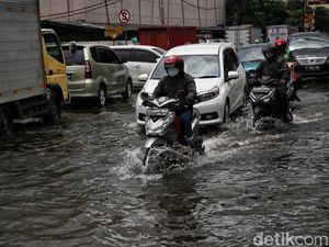 Banjir Jl RE Martadinata Ancol Dilawan dengan Karung Pasir Banjir Jl RE Martadinata Ancol Dilawan dengan Karung Pasir