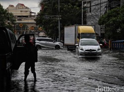 Hampir Tiap Hari Jalan RE Martadinata Ancol Banjir, Warga Minta Solusi