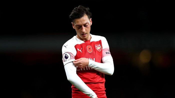 LONDON, ENGLAND - NOVEMBER 11:  Mesut Ozil of Arsenal looks on during the Premier League match between Arsenal FC and Wolverhampton Wanderers at Emirates Stadium on November 11, 2018 in London, United Kingdom.  (Photo by Clive Rose/Getty Images)