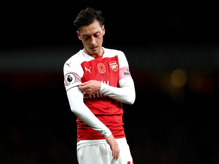 LONDON, ENGLAND - NOVEMBER 11:  Mesut Ozil of Arsenal looks on during the Premier League match between Arsenal FC and Wolverhampton Wanderers at Emirates Stadium on November 11, 2018 in London, United Kingdom.  (Photo by Clive Rose/Getty Images)