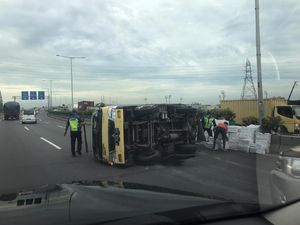 Mobil Boks Terguling di Km 17 Tol Priok, Lalin ke GT Gedong Sempat Macet
