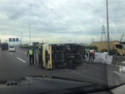Mobil Boks Terguling di Km 17 Tol Priok, Lalin ke GT Gedong Sempat Macet