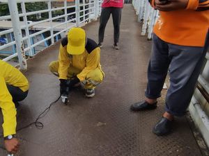 JPO Matraman yang Rusak Mulai Dicat dan Ganti Pelat