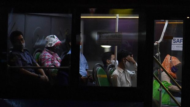 Passengers board the Transjakarta bus as they cross the Pantung Arjuna Wiwaha area, Jakarta, on Wednesday (1/6/2021).  The government is tightening movement restrictions in Java and Bali from January 11-25, 2021 to reduce the spread of COVID-19, including limiting the capacity and operations of public transportation.  BETWEEN PHOTOS / Wahyu Putro A / rwa.