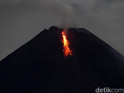 Penampakan Terkini Gunung Merapi yang Semburkan Lava Pijar