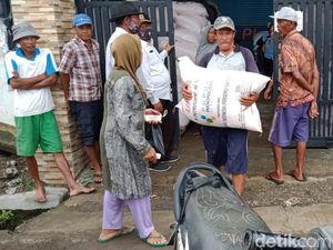 Petani Cirebon Keluhkan Penyaluran Pupuk Bersubsidi Petani Cirebon Keluhkan Penyaluran Pupuk Bersubsidi