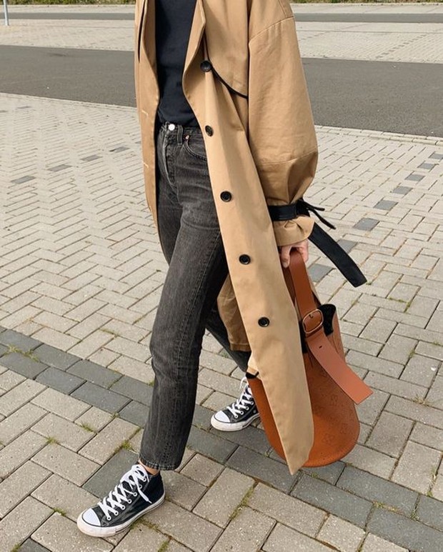 Dengan menggunakan trench coat, tampilan kemana pun tidak akan pernah salah.
