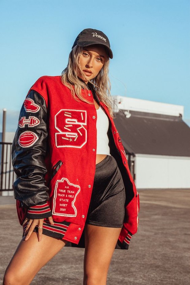 Sangat cocok bagi yang ingin tampil colorful, karena punya banyak perpaduan warna.