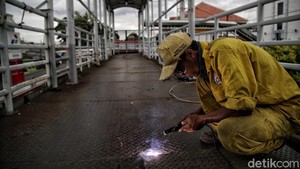 Potret JPO Matraman yang Mulai Diperbaiki