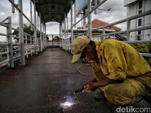 Potret JPO Matraman yang Mulai Diperbaiki