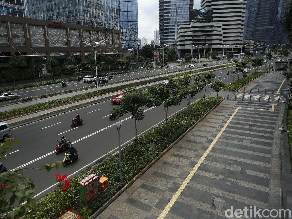 Foto: Trotoar Sudirman-Thamrin Tempat Tunawisma Ditemui Risma Foto: Trotoar Sudirman-Thamrin Tempat Tunawisma Ditemui Risma