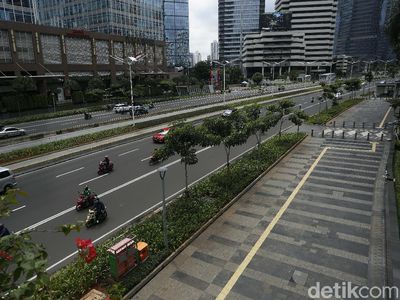 Foto: Trotoar Sudirman-Thamrin Tempat Tunawisma Ditemui Risma