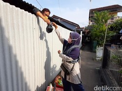 Penampakan Rumah yang Lockdown Pakai Pagar Seng Gegara Takut Corona
