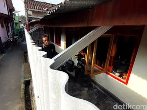 Aksi Warga Banyumas Kurung Rumah Pakai Seng Demi Tak Tertular Corona