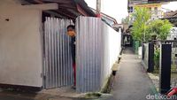 Rumah Ini Dipagari Seng Gegara Takut Terpapar Corona