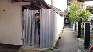 Rumah Ini Dipagari Seng Gegara Takut Terpapar Corona