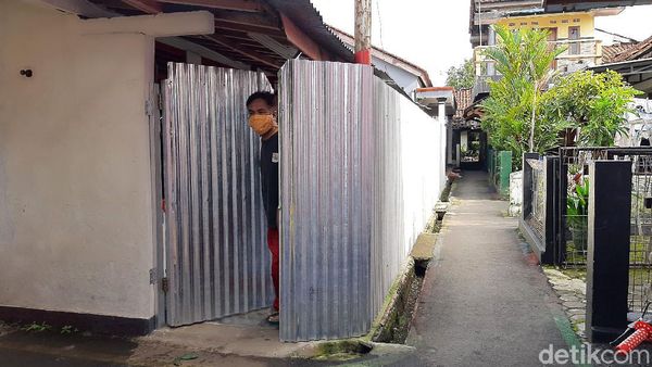 Rumah Ini Dipagari Seng Gegara Takut Terpapar Corona