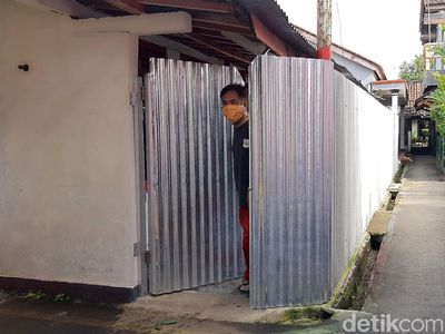 Rumah Ini Dipagari Seng Gegara Takut Terpapar Corona