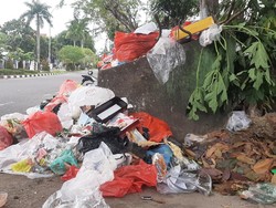 Sepekan Tak Diangkut, Tumpukan Sampah di Pekanbaru Mulai Berulat
