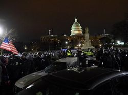 Jam Malam Aktif, Massa Trump Mulai Tinggalkan Gedung Capitol