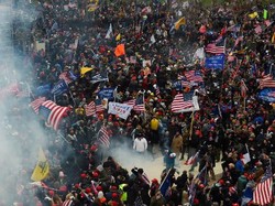 Massa Trump Memaksa Masuk ke Gedung Capitol, Polisi Tembakan Gas Air Mata