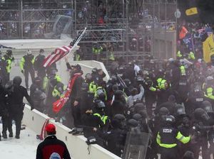 Detik-detik Jurnalis Jadi Sasaran Amukan Massa Trump di Capitol Detik-detik Jurnalis Jadi Sasaran Amukan Massa Trump di Capitol