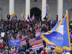 Trump Minta Massa yang Serbu Gedung Capitol AS Bubarkan Diri