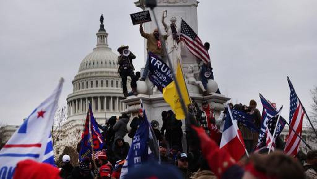 Rusuh! Massa Trump Kepung Gedung Capitol saat Kongres AS