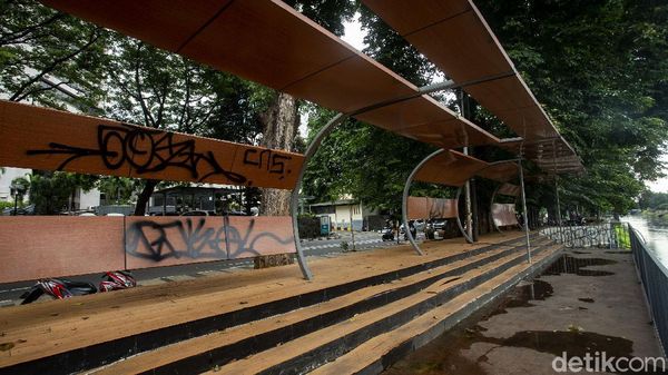 Belum Lama Direvitalisasi, Kondisi Trotoar di Tepi KBB Bikin Miris