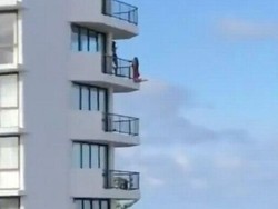 Demi Foto Keren Wanita Nekat Korbankan Nyawa, Gelantungan dari Lantai 11