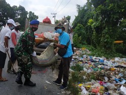 Warga-Personel TNI Angkut Sendiri Tumpukan Sampah di Pekanbaru ke TPA